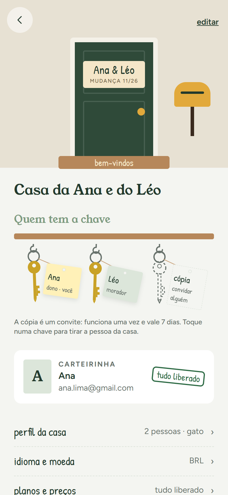 Casa e conta: a porta com os nomes Ana e Léo e o chaveiro com as chaves de quem mora.